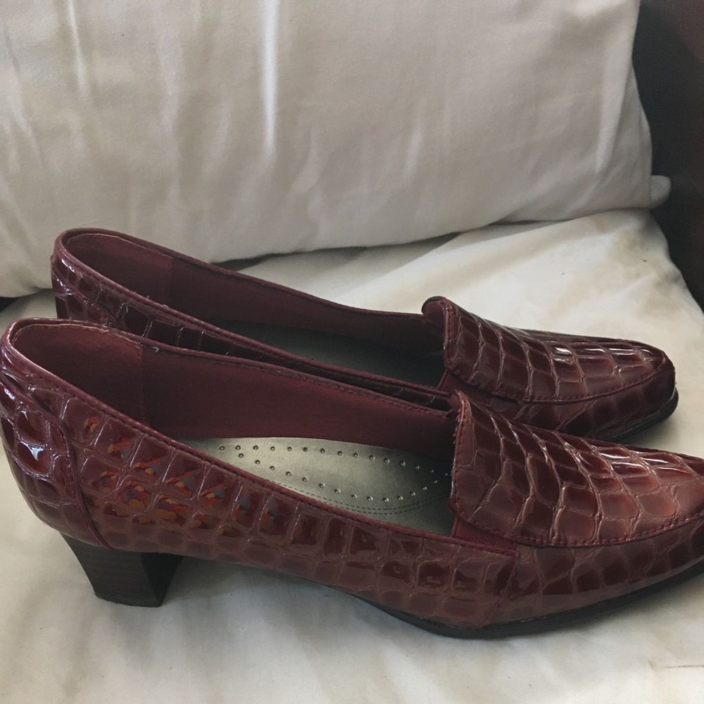Trotters Liz loafers for women. Tight fit.